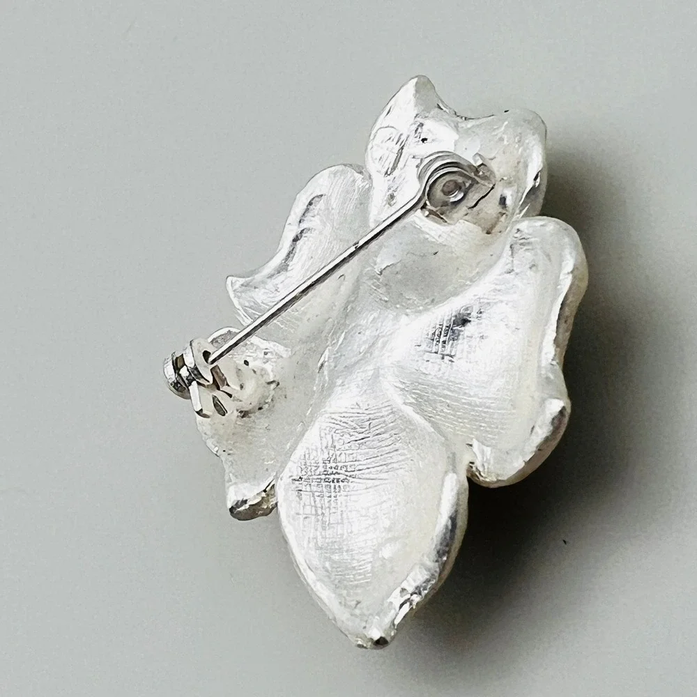Vintage Cream Floral Brooch Rhinestone Center Textured Petals Flower‎ Pin